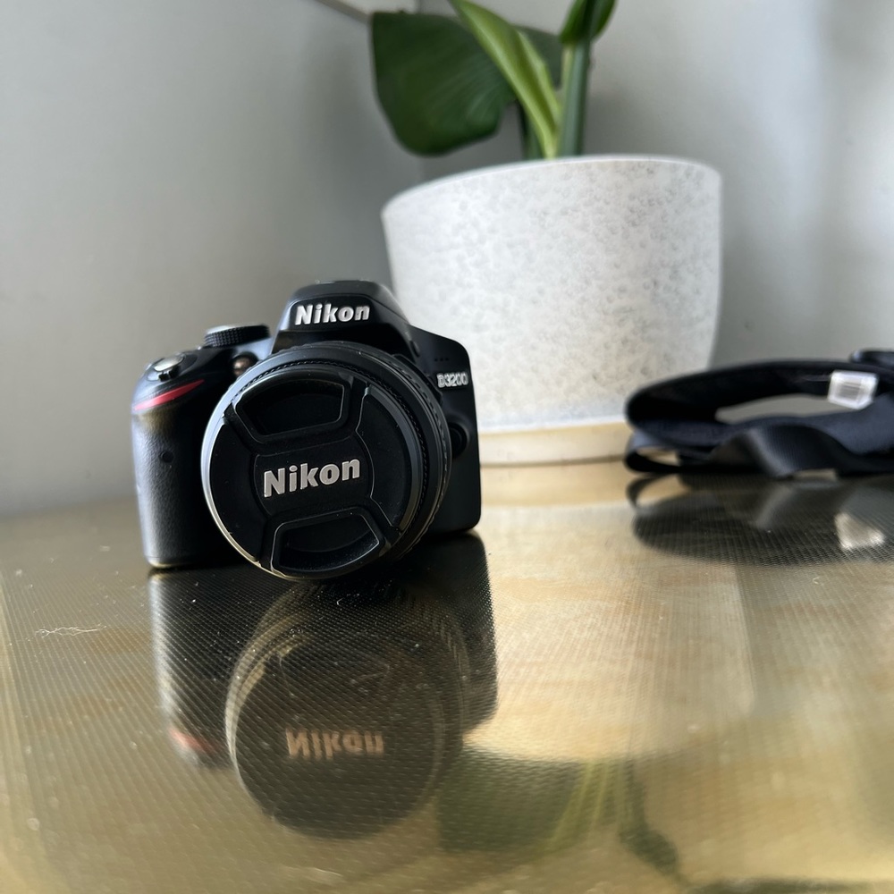 LIKE NEW NIKON D3200 CAMERA